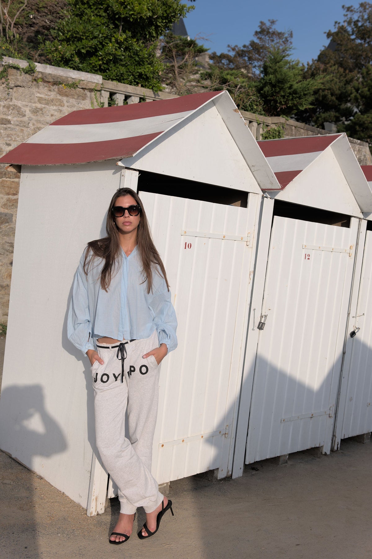 Jogging femme chic JOYPPO gris porté au bord de la mer