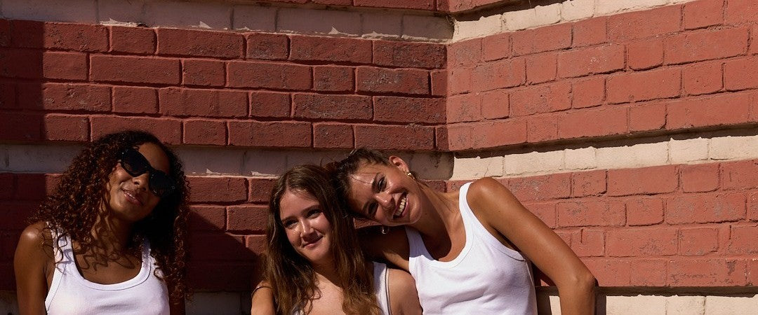 Le jogging JOYPPO porté par trois femmes — silhouette féminine et liens colorés