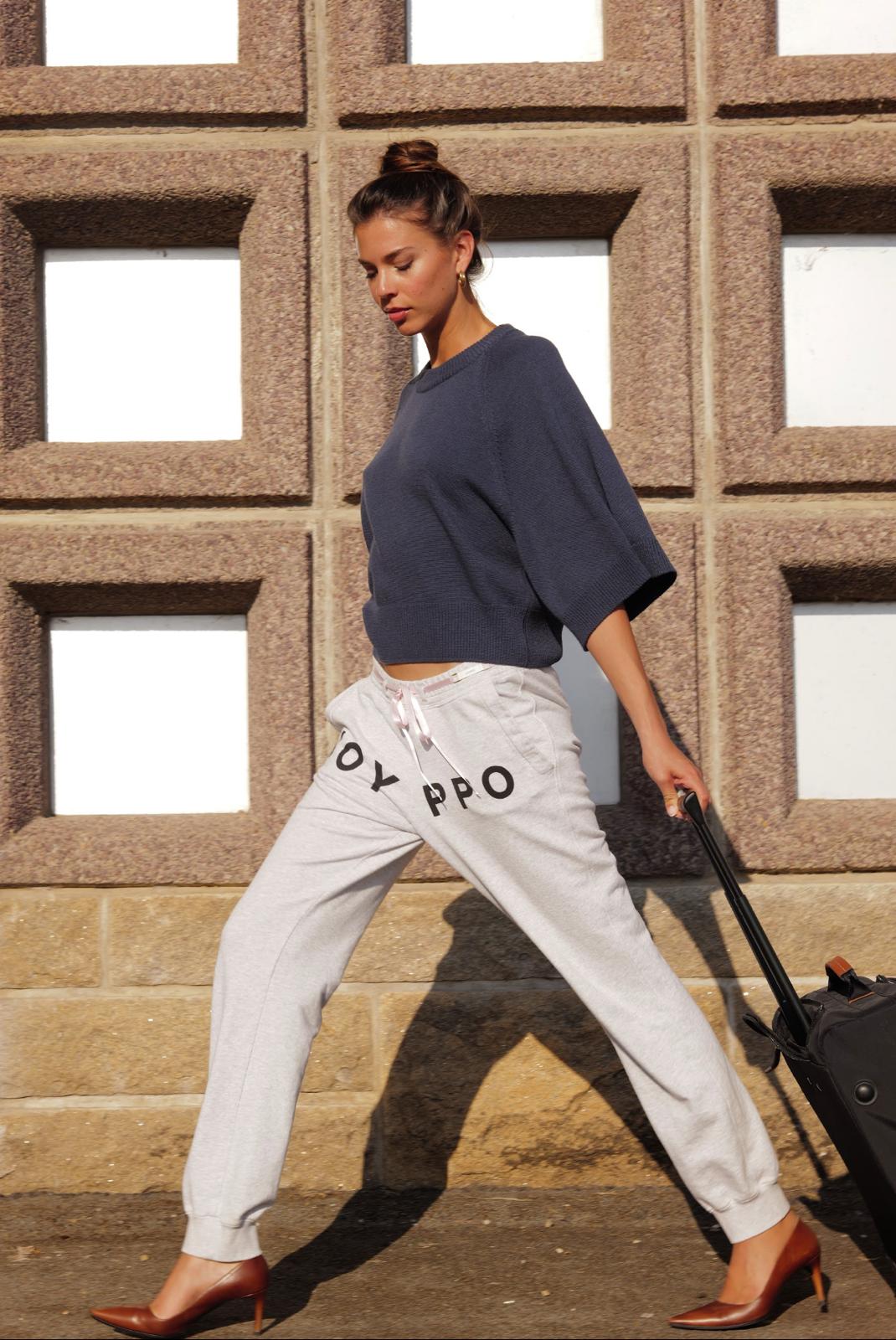 Jogging femme coupe droite : pourquoi cette coupe donne-t-elle autant d’allure ?